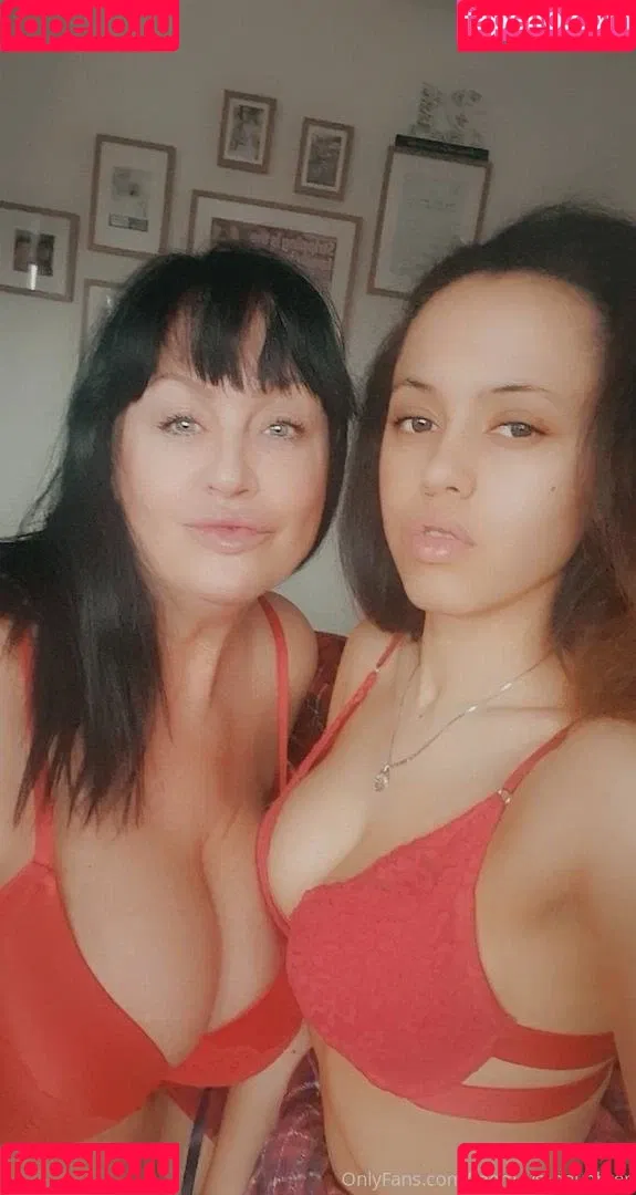 mom_vs_daughter Onlyfans Photo Gallery 