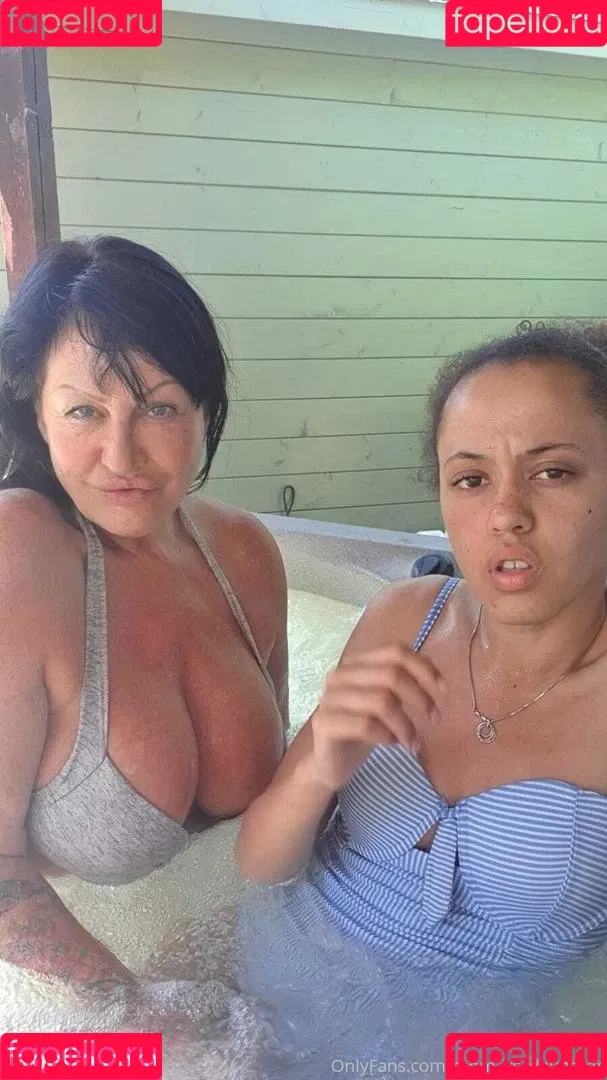 mom_vs_daughter Onlyfans Photo Gallery 