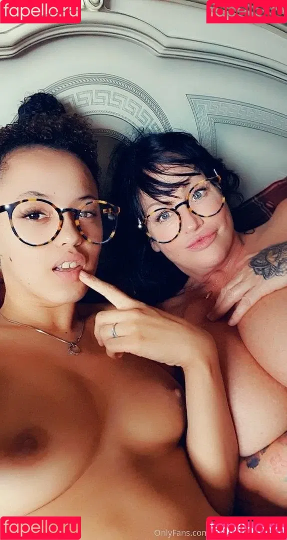 mom_vs_daughter Onlyfans Photo Gallery 