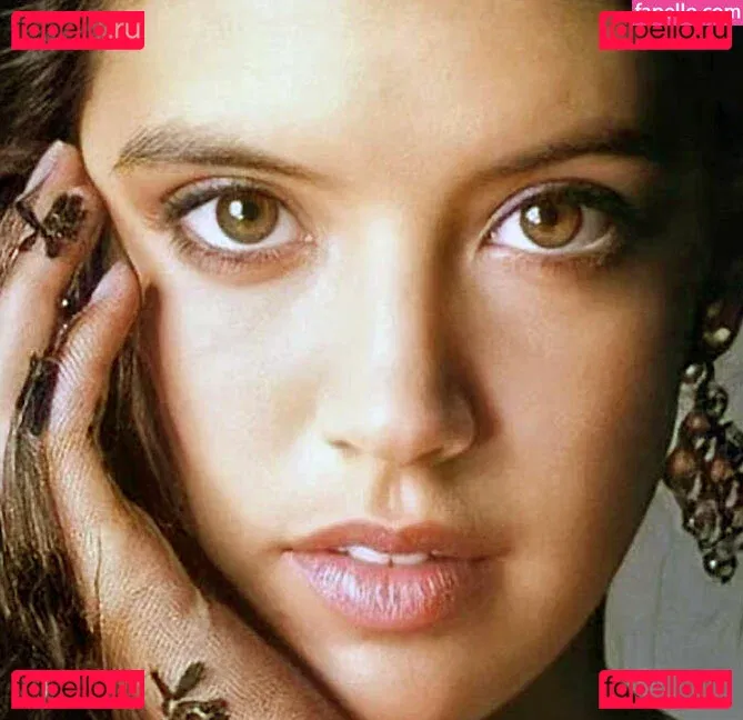 Phoebe Cates Onlyfans Photo Gallery 