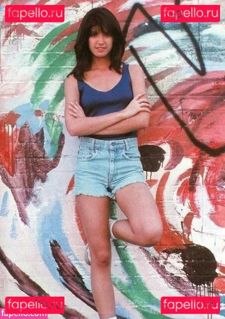 Phoebe Cates Onlyfans Photo Gallery 