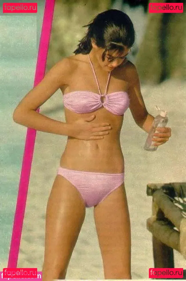 Phoebe Cates Onlyfans Photo Gallery 