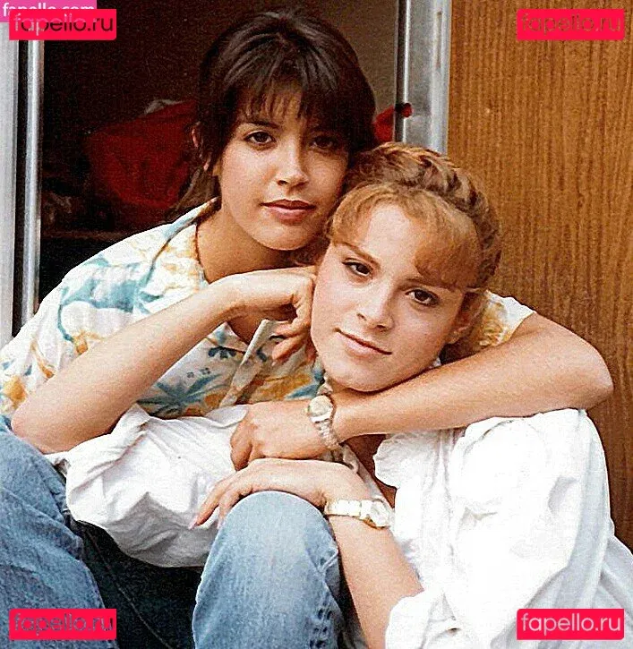 Phoebe Cates Onlyfans Photo Gallery 