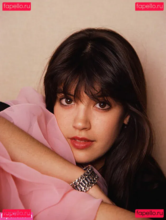 Phoebe Cates Onlyfans Photo Gallery 