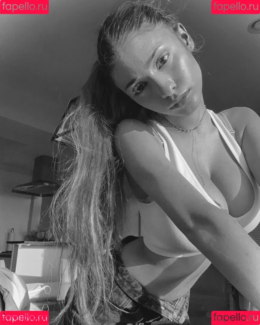 Chloe Simon Onlyfans Photo Gallery 