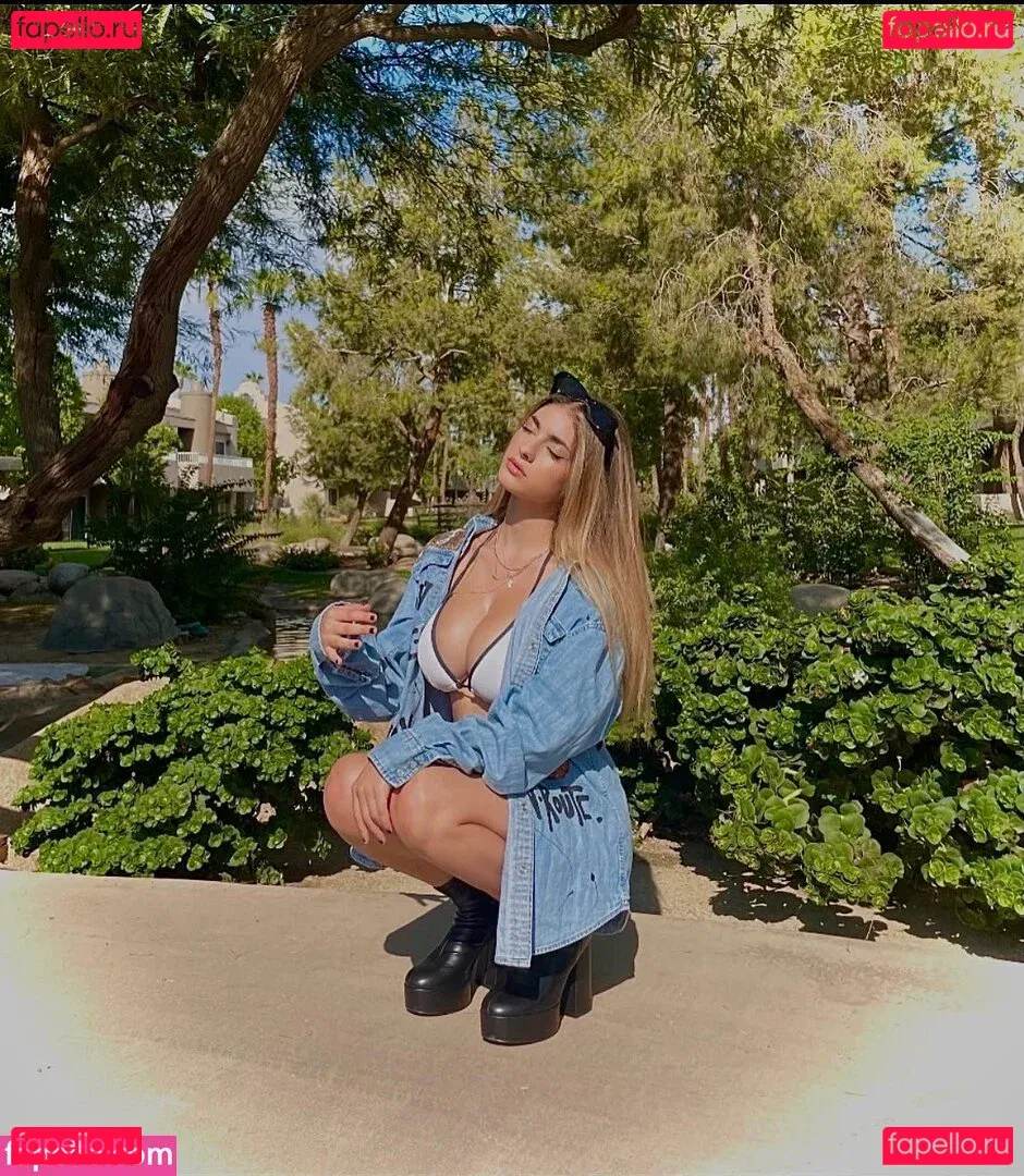 Chloe Simon Onlyfans Photo Gallery 