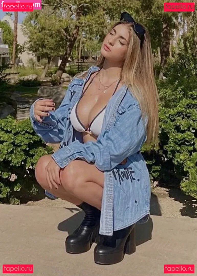 Chloe Simon Onlyfans Photo Gallery 