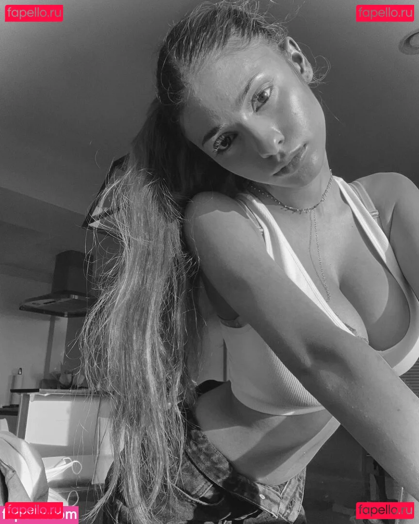 Chloe Simon Onlyfans Photo Gallery 