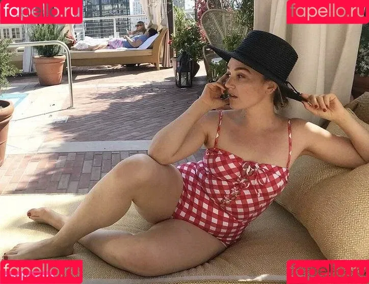 Chloe Fineman Onlyfans Photo Gallery 