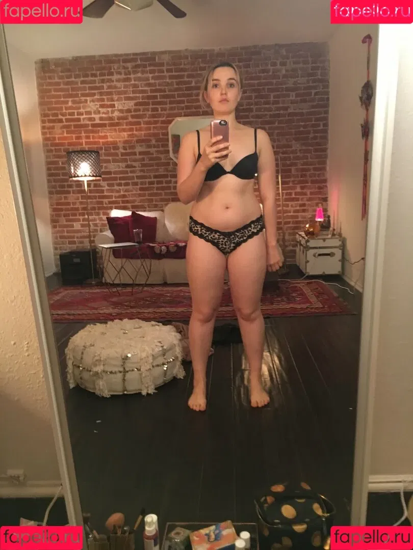 Chloe Fineman Onlyfans Photo Gallery 