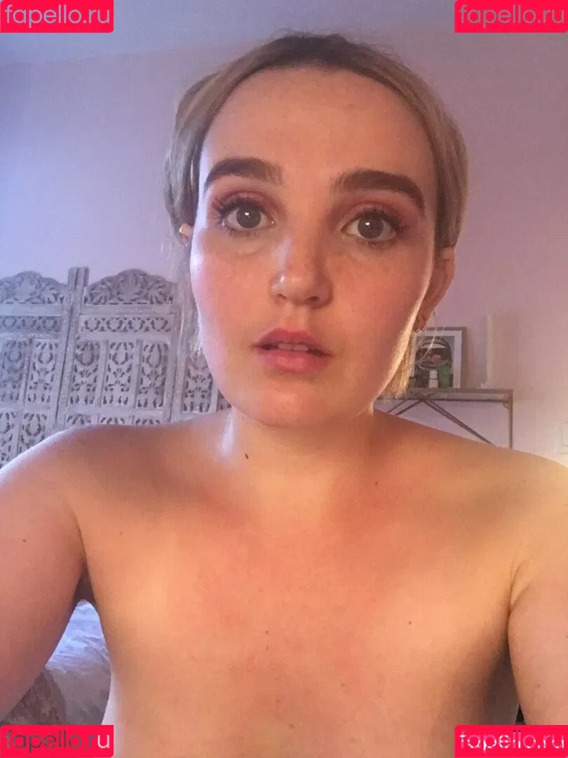 Chloe Fineman Onlyfans Photo Gallery 