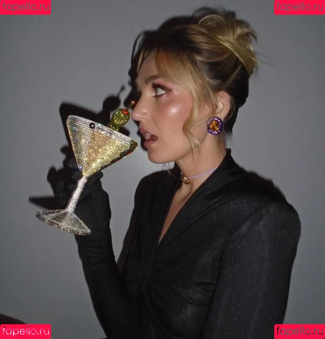 Chloe Fineman Onlyfans Photo Gallery 