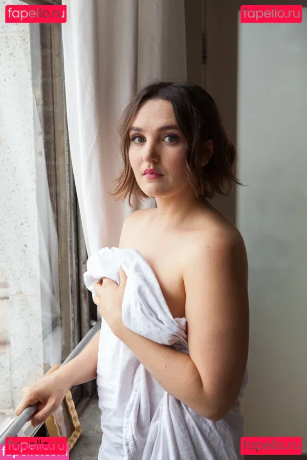 Chloe Fineman Onlyfans Photo Gallery 