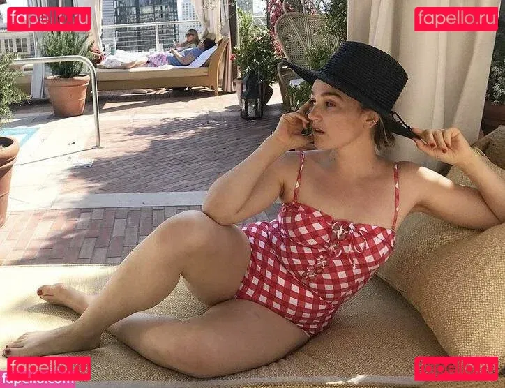 Chloe Fineman Onlyfans Photo Gallery 