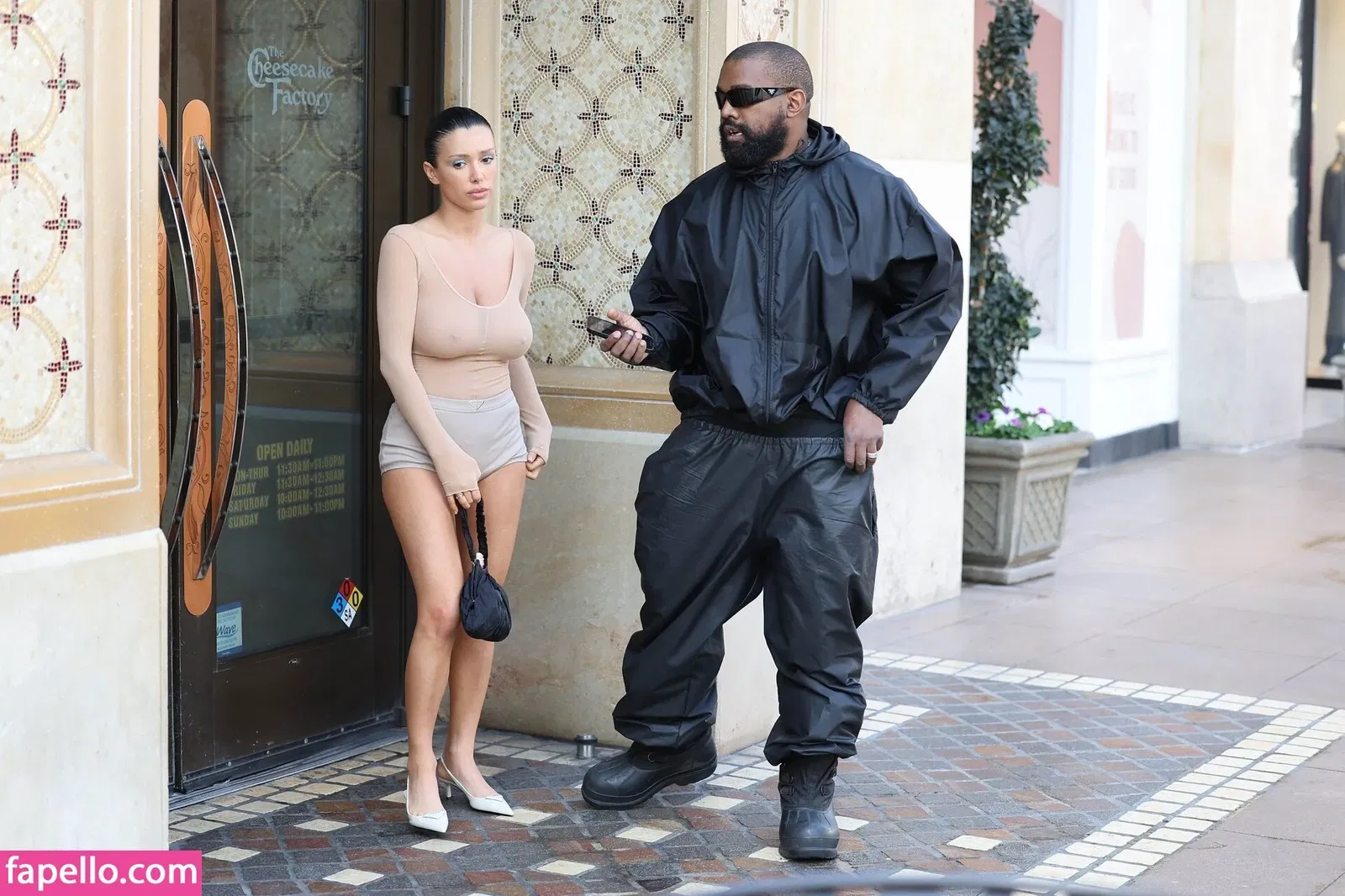 Bianca Censori Onlyfans Photo Gallery 