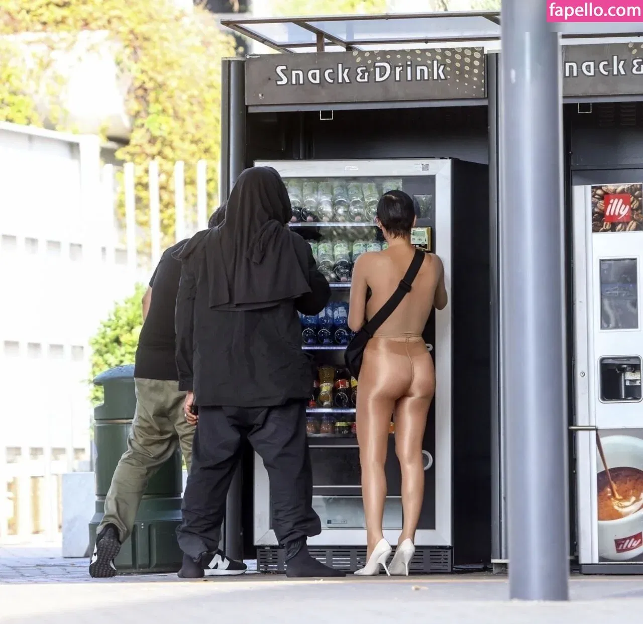 Bianca Censori Onlyfans Photo Gallery 