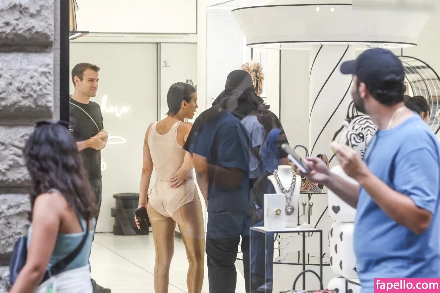 Bianca Censori Onlyfans Photo Gallery 