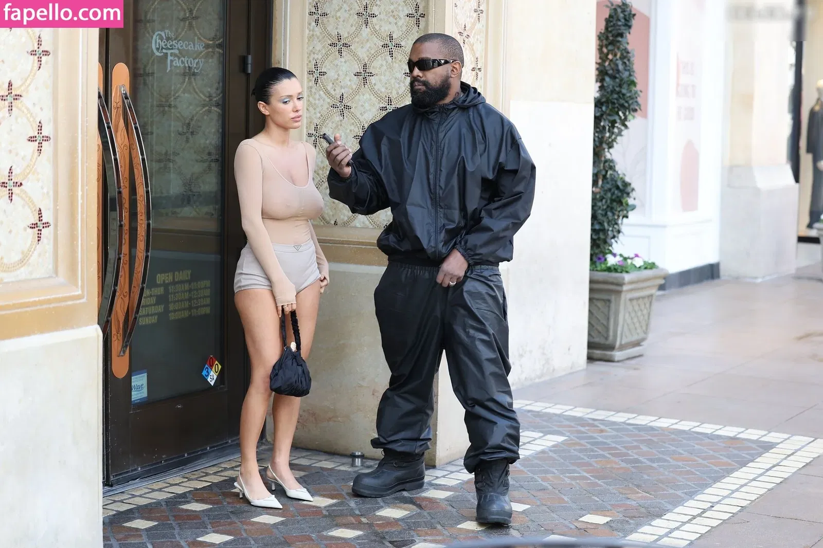 Bianca Censori Onlyfans Photo Gallery 