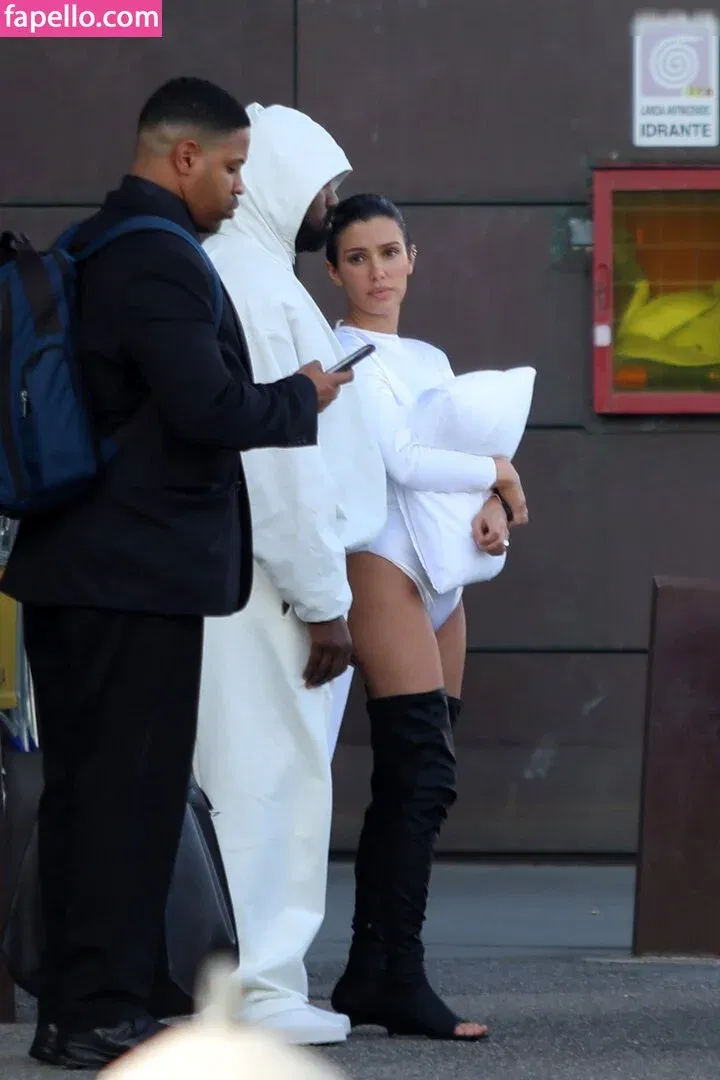 Bianca Censori Onlyfans Photo Gallery 