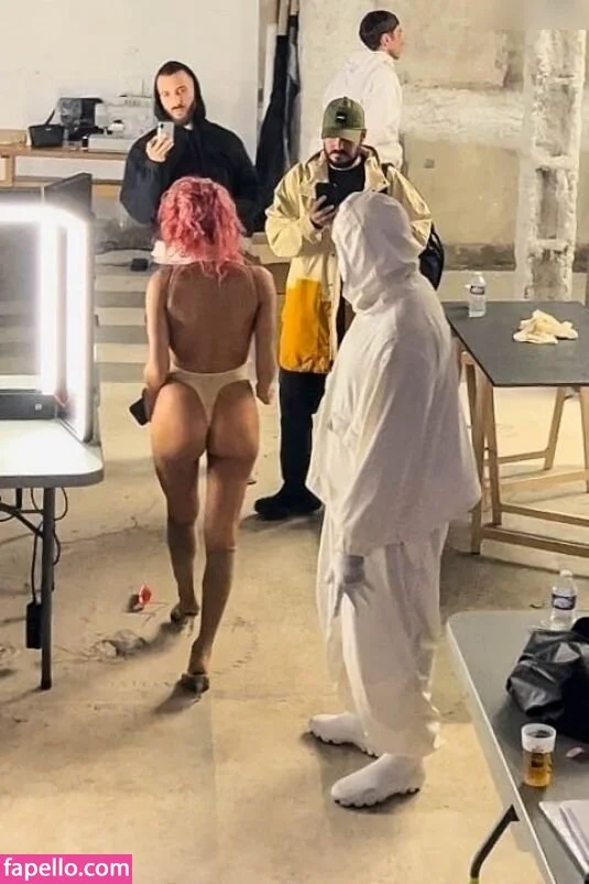 Bianca Censori Onlyfans Photo Gallery 