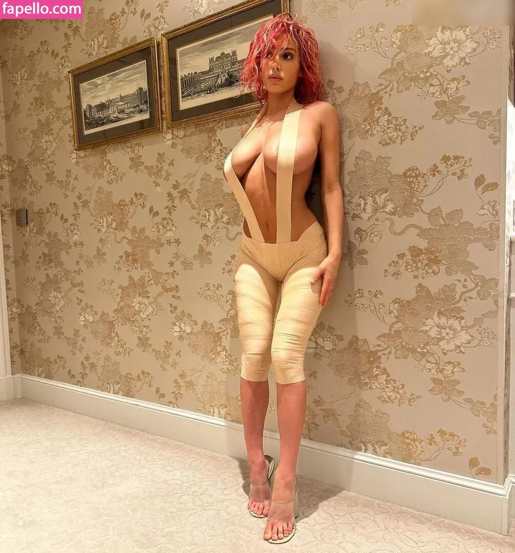 Bianca Censori Onlyfans Photo Gallery 