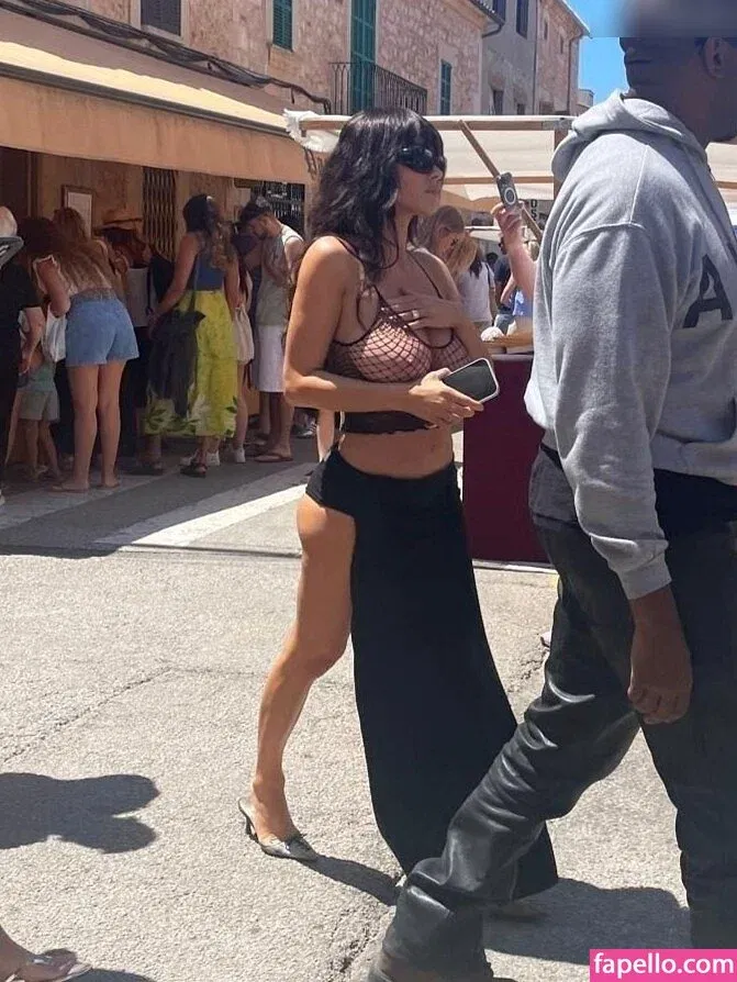 Bianca Censori Onlyfans Photo Gallery 