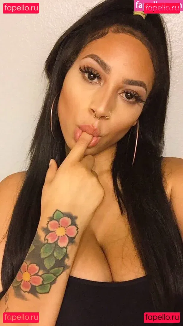 Lipstickthvg Onlyfans Photo Gallery 