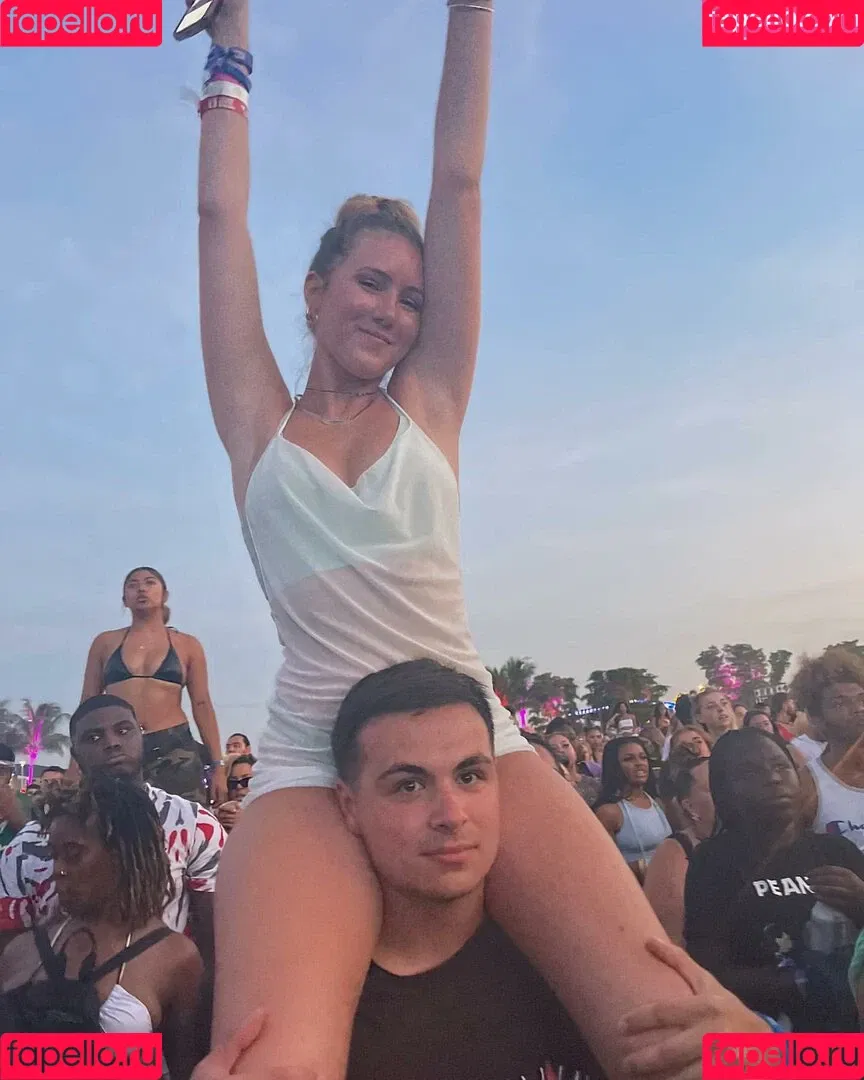 Lindsay Farland Onlyfans Photo Gallery 