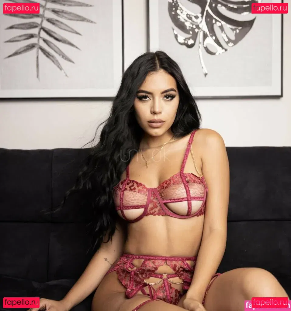 emilymatutt Onlyfans Photo Gallery 