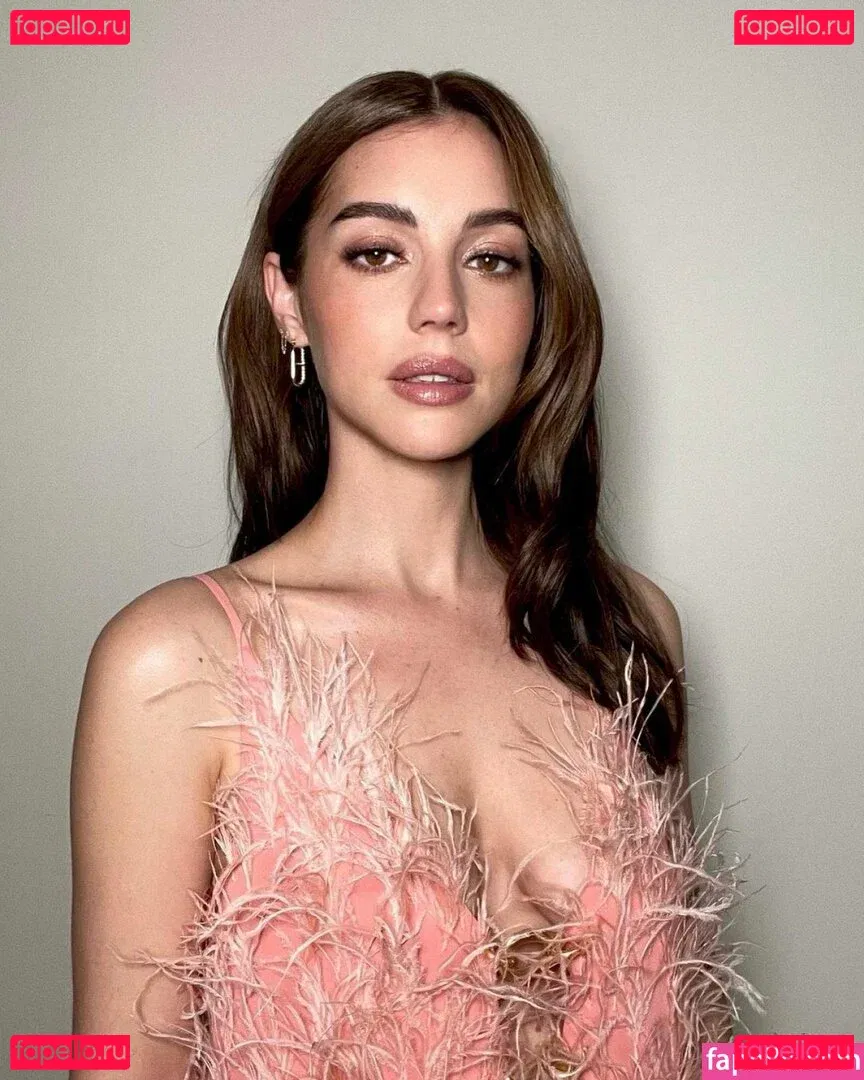 Adelaide Kane Onlyfans Photo Gallery 