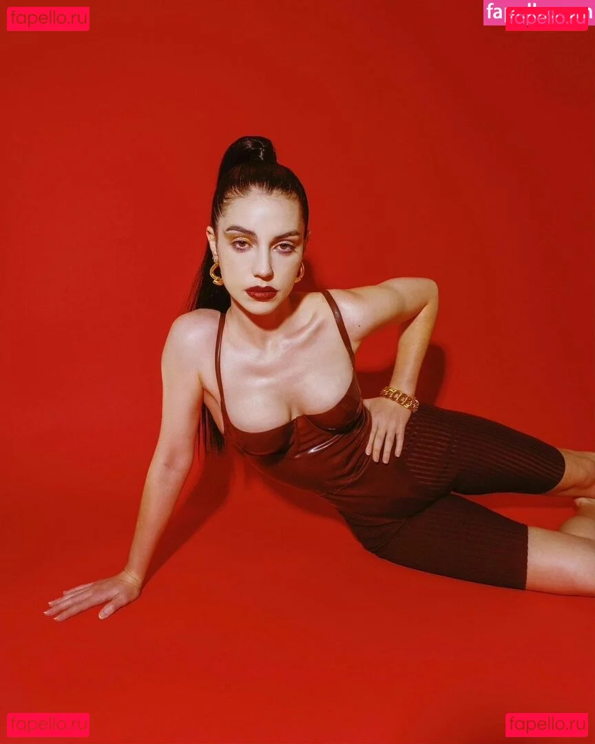 Adelaide Kane Onlyfans Photo Gallery 