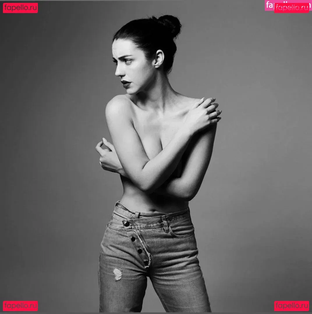 Adelaide Kane Onlyfans Photo Gallery 