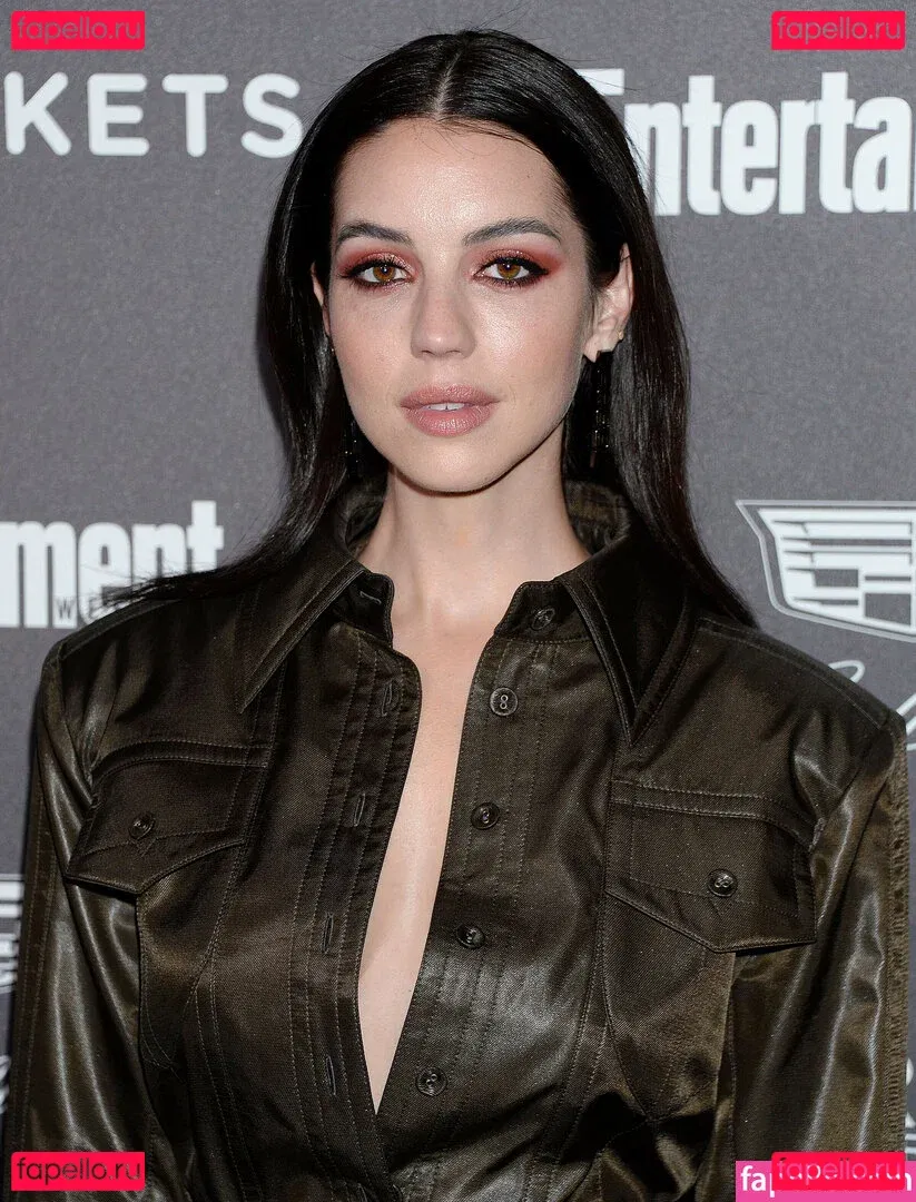 Adelaide Kane Onlyfans Photo Gallery 