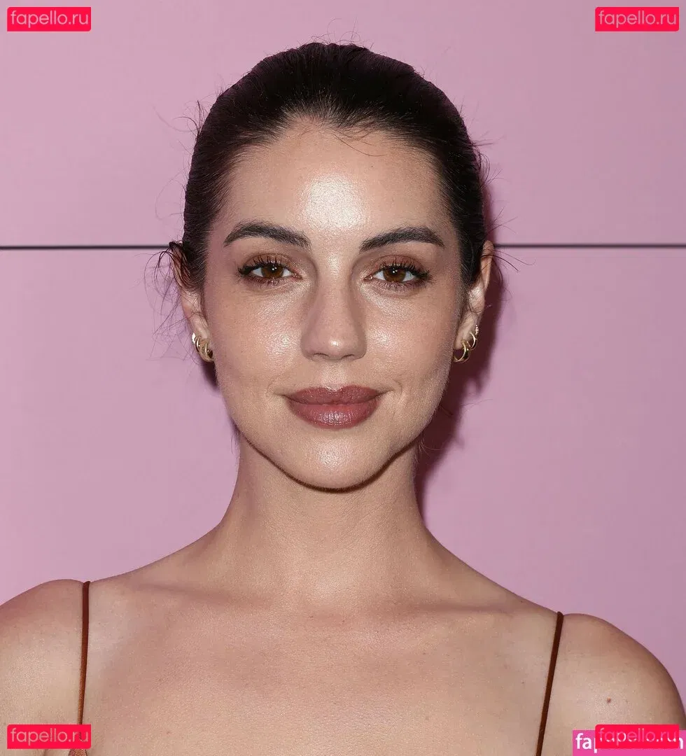 Adelaide Kane Onlyfans Photo Gallery 