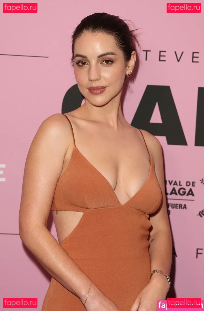 Adelaide Kane Onlyfans Photo Gallery 