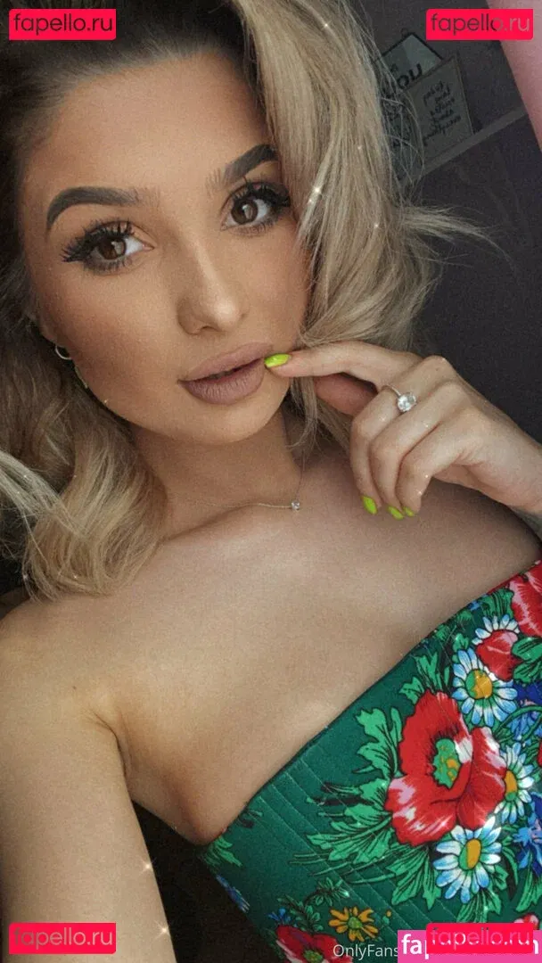 kimchopra Onlyfans Photo Gallery 