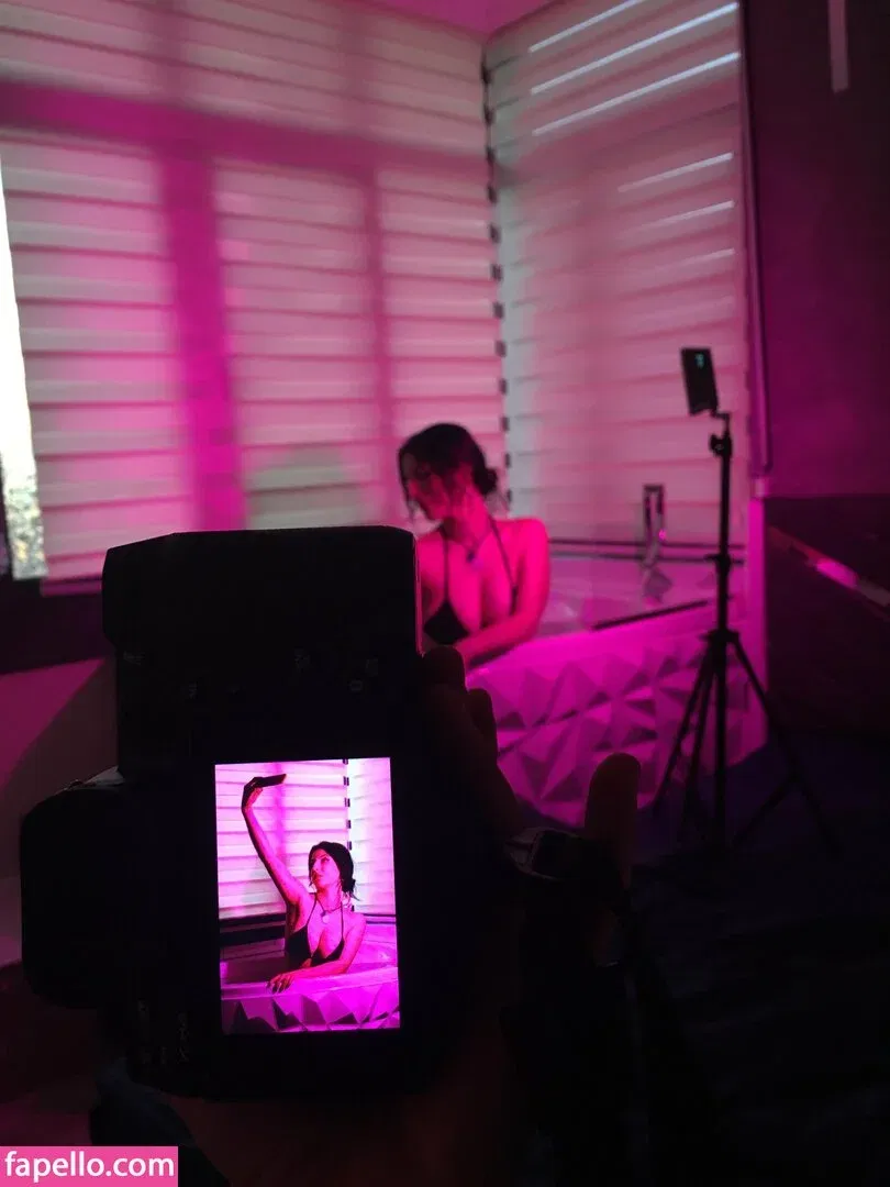 nadeleine Onlyfans Photo Gallery 