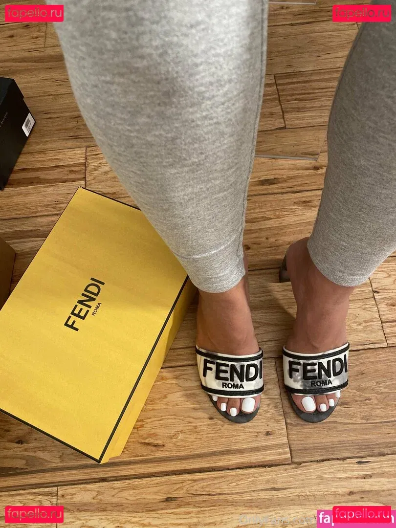 giantessroma Onlyfans Photo Gallery 