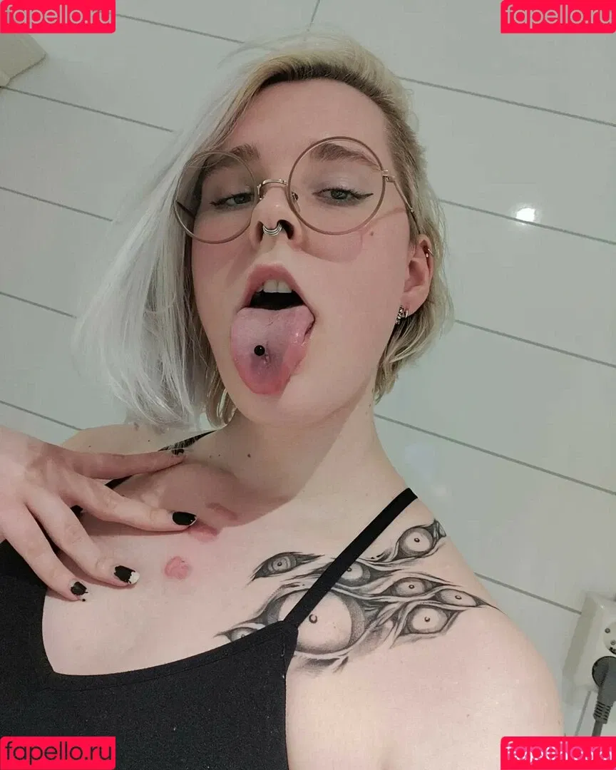 Tall Goth Onlyfans Photo Gallery 
