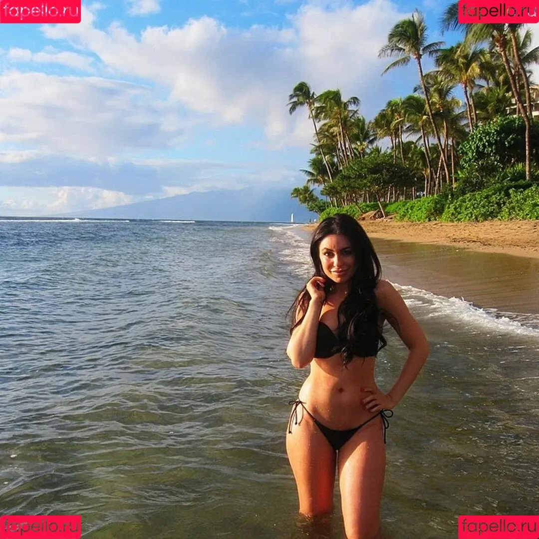 Uldouz Wallace Onlyfans Photo Gallery 