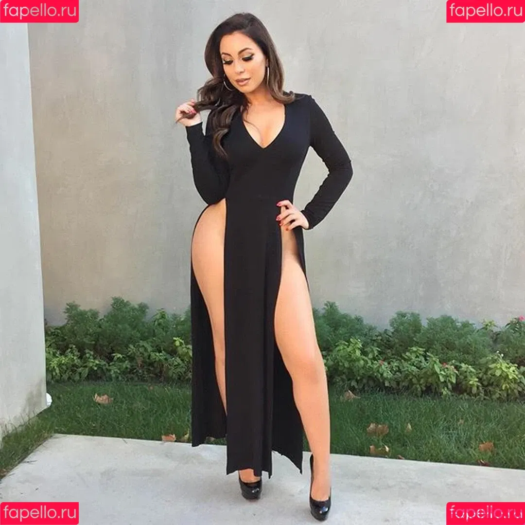 Uldouz Wallace Onlyfans Photo Gallery 
