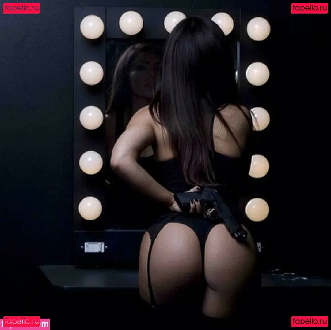 Uldouz Wallace Onlyfans Photo Gallery 