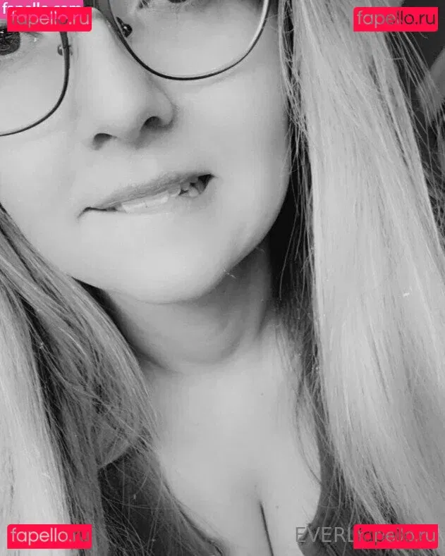 everlymoon Onlyfans Photo Gallery 