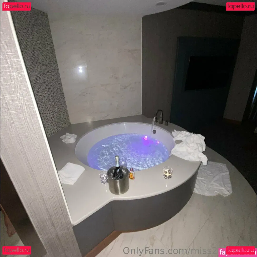 miss2hot4him Onlyfans Photo Gallery 