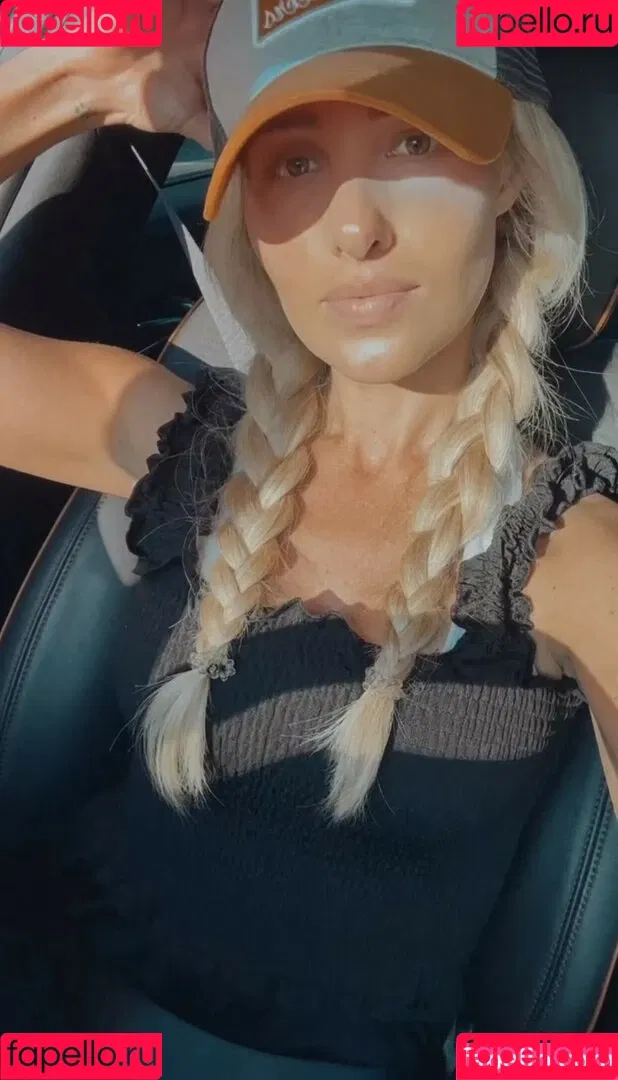 Tomi Lahren Onlyfans Photo Gallery 