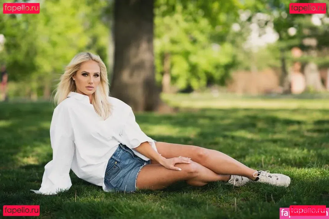 Tomi Lahren Onlyfans Photo Gallery 