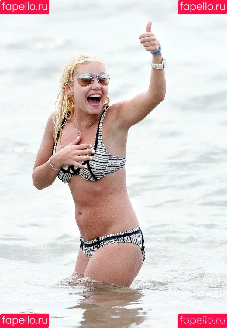 Elisha Cuthbert Onlyfans Photo Gallery 