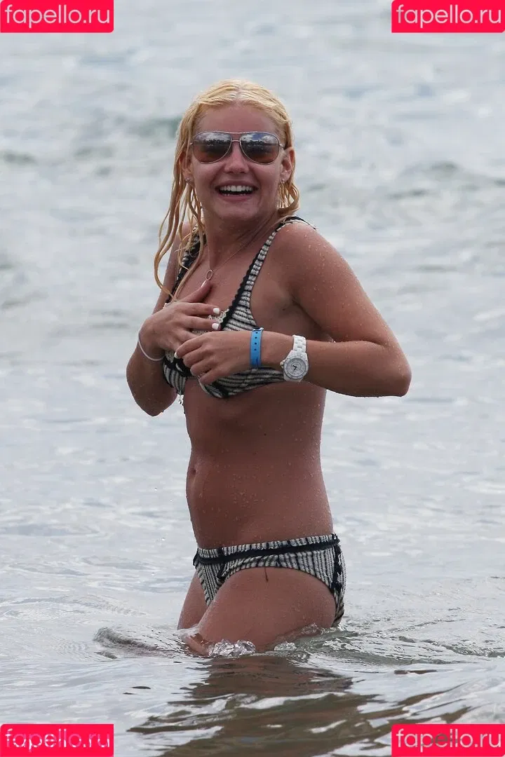 Elisha Cuthbert Onlyfans Photo Gallery 