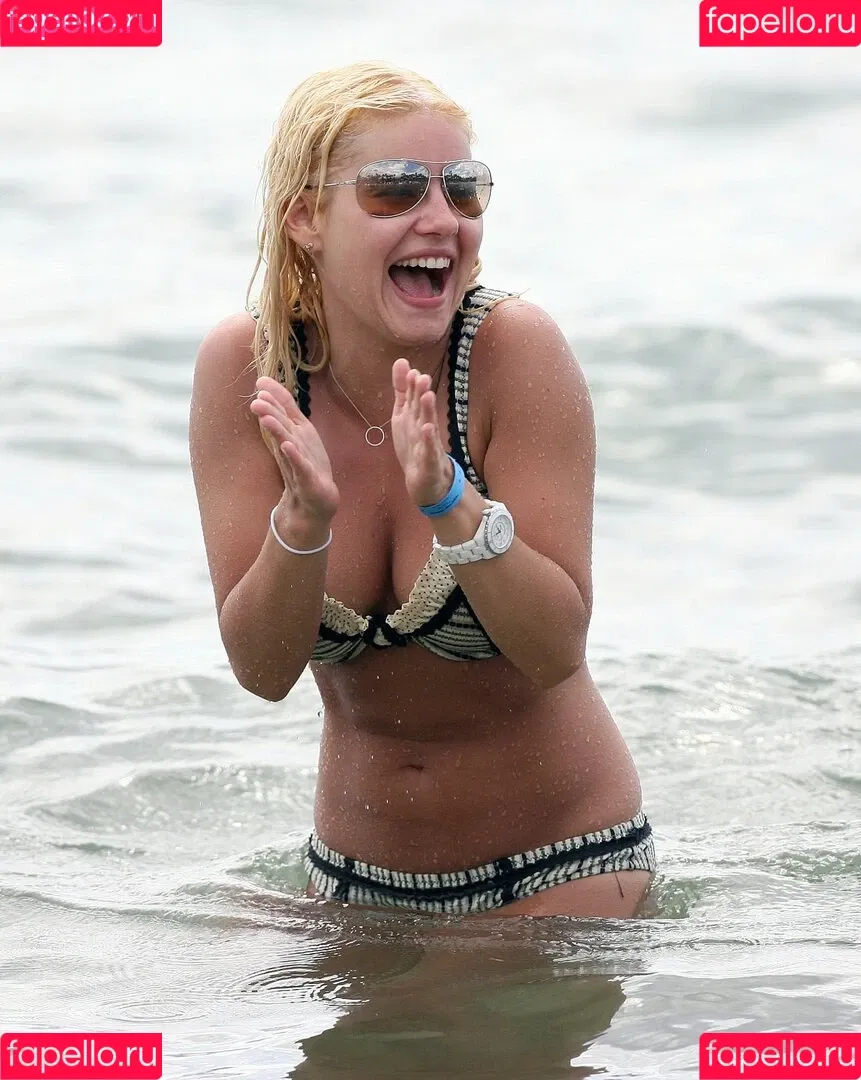 Elisha Cuthbert Onlyfans Photo Gallery 