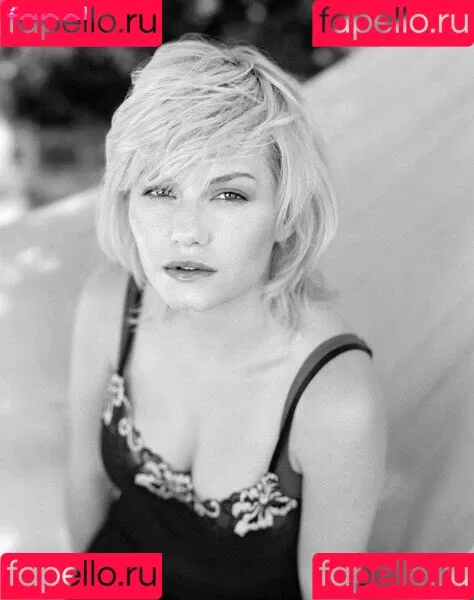 Elisha Cuthbert Onlyfans Photo Gallery 